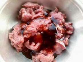 牛肉切片放入小盆里，倒入大喜大烤肉酱(烤肉酱的量能拌匀肉就行)。