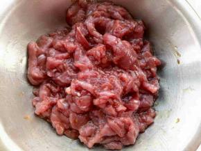 拌匀备用。(时间没有要求，这个就是这道菜的优点，可以拌完马上炒，也可以放一会炒，不用担心入不入味的问题。用这个酱别的调料都不用放了)