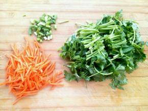  这个时间可以准备配料。如果不介意颜色的话都可以不放，包括葱花。(我比较喜欢吃这里的香菜，所以每次都多放点)