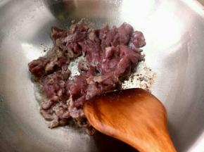 锅热放油，放肉翻炒几下放葱花，胡萝卜丝，翻炒几下，放香菜，再翻炒几下就可以出锅了。