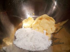 黄油软化后（软化好的黄油，用手指可以轻易戳穿，）和糖粉混合，