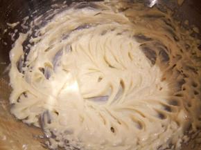 用电动打蛋器打发，直到颜色变浅，体积膨松