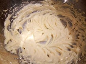 用电动打蛋器打发，直到颜色变浅，体积膨松