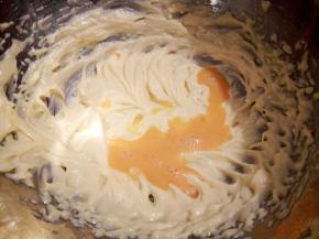 打发好的黄油里，倒入打散的鸡蛋液，，