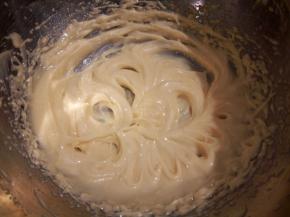 继续用电动打蛋器搅拌，直到黄油和鸡蛋液完全融合，