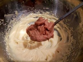 打发好的黄油里倒入花生酱