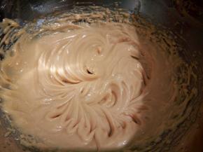 用电动打蛋器搅拌，使花生酱和黄油彻底混合均匀