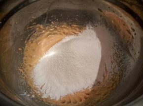 低筋面粉筛入混合好的花生黄油里