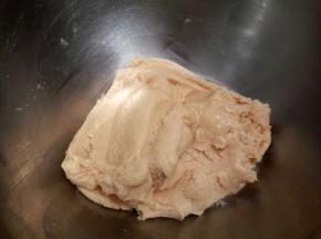 用橡皮刮刀轻轻搅拌，成为均匀的饼干面糊（这款面糊有点粘手，可以盖保鲜膜放冰箱冷藏大约5分钟，表面有点干燥就可以，便于操作）