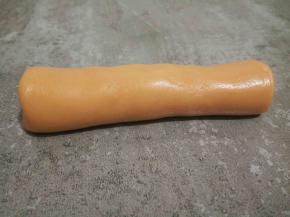 把面糊倒在案板上，用手搓成长圆形，