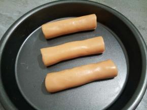 这是搓好，盖保鲜膜，放进冰箱的冷冻室，冷冻1.5个小时以上，直到变得坚硬，切的时候才不容易散，