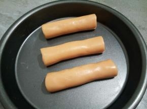 这是搓好，盖保鲜膜，放进冰箱的冷冻室，冷冻1.5个小时以上，直到变得坚硬，切的时候才不容易散，