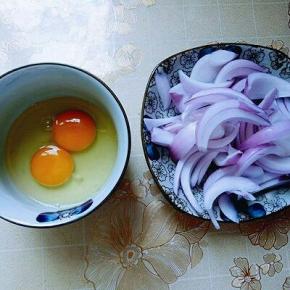 鸡蛋敲碗里，加适量盐，十三香用筷子打散，洋葱切条。