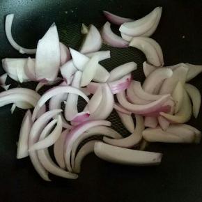 炒洋葱，锅中加入适量油，油温8成时加入切好的洋葱煸炒