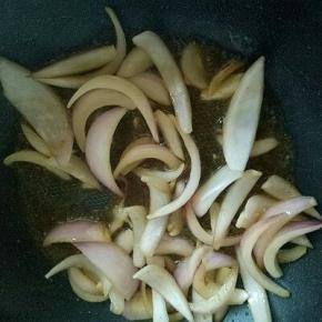 加入调料，炒至洋葱软。