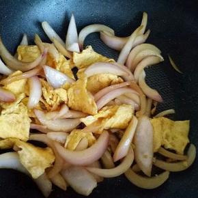 加入煎好的鸡蛋炒均匀就可以出锅。