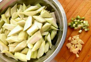 准备材料丝瓜切滚刀块，蒜切片，葱花。