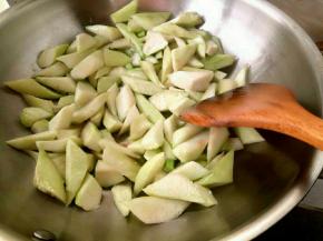 锅热放油，放葱花，丝瓜大火不停翻炒(容易粘锅，所以要不停翻炒)放点盐(盐不要放太多，一会还要放蚝油)丝瓜炒变色变软了放蒜，蚝油翻炒。