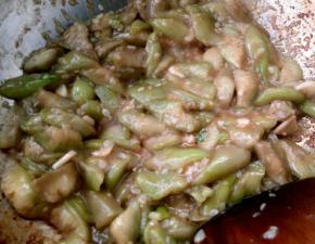 看一下这样就炒差不多了。可以出锅了