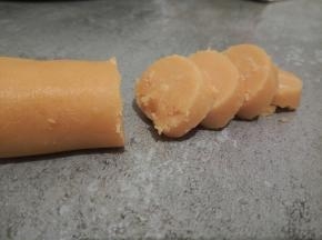 把冻硬的面，用刀切成小圆片