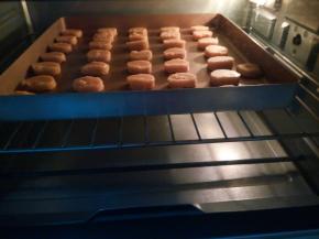 再码到烤盘上，每个小圆片之间留出一点空隙，然后将烤盘放入预热好的烤箱（预热也是180度的温度），中层，180度，上下火，烤20分钟，