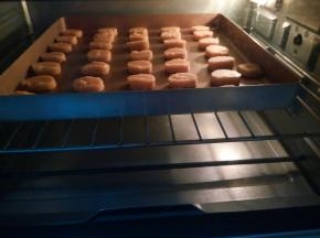 再码到烤盘上，每个小圆片之间留出一点空隙，然后将烤盘放入预热好的烤箱（预热也是180度的温度），中层，180度，上下火，烤20分钟，