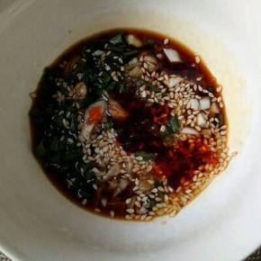 加入调味料。撒上熟芝麻。