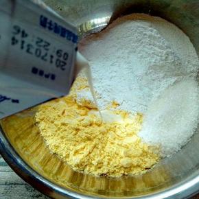 玉米粉和糯米粉混合，糖粉。
分次加入牛奶。