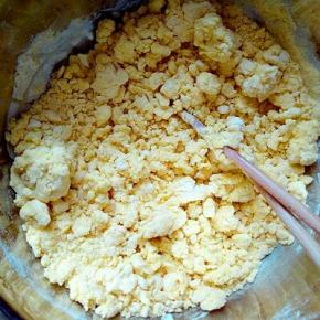 用筷子搅拌成絮状，再揉成面团。