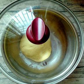 盖上盖子，面团松弛15分钟。