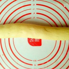 面团揉长，如图。