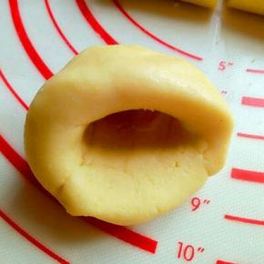 把小块面团揉圆，再有手指做出窝窝头形状，全部完成。