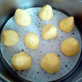 蒸锅加入水，放蒸屉上，（蒸屉铺上油纸）准备开蒸，大火烧开，上汽后蒸12分，关火闷3分钟。