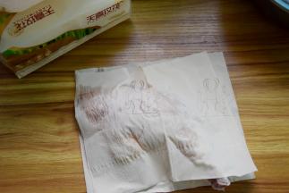 鸭腿洗干净用食用级的纸擦干水分