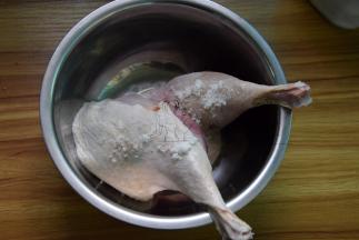 均匀抹上一层盐备用