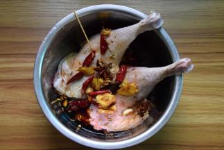 用牙签在鸭腿上扎些小洞洞，然后倒入调好的汁