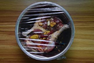 拌均匀盖上保鲜膜，放冰箱冷藏一夜