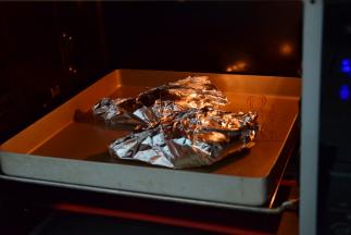 预热烤箱230度上下烤，鸭腿放入烤箱中下层烤25分钟