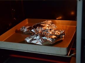 预热烤箱230度上下烤，鸭腿放入烤箱中下层烤25分钟