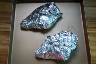 腌制好的鸭腿用锡纸包好放烤盘上