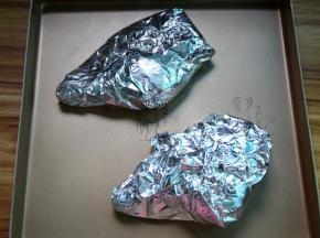 腌制好的鸭腿用锡纸包好放烤盘上