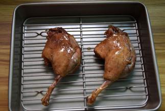 把鸭腿转放烤网上