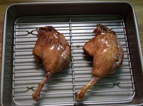 把鸭腿转放烤网上