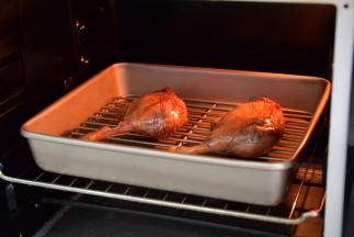 用烤肉功能，200度烤20分钟；烤至剩下几分钟可以再刷一层蜂蜜汁