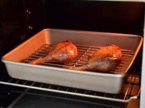 用烤肉功能，200度烤20分钟；烤至剩下几分钟可以再刷一层蜂蜜汁
