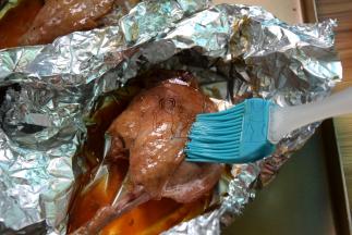 取一部分腌汁，加一汤匙蜂蜜调匀；把鸭腿拿出来刷上一层蜂蜜汁