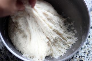 1. 混合中种所有原料，揉至成团，室温发酵涨至2倍大，拉起面团有蜂巢状