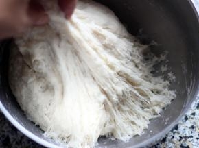 1. 混合中种所有原料，揉至成团，室温发酵涨至2倍大，拉起面团有蜂巢状