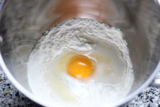 2. 除去黄油，厨师机搅拌缸中放入剩余的食材