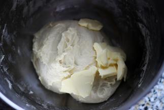 4. 厨师机2档，揉15分钟至扩展阶段，加入软化的黄油